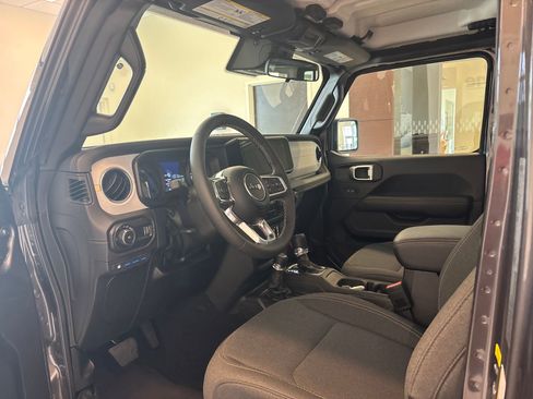 Used 2025 Jeep Wrangler Unlimited Sahara AWD/4WD image 12
