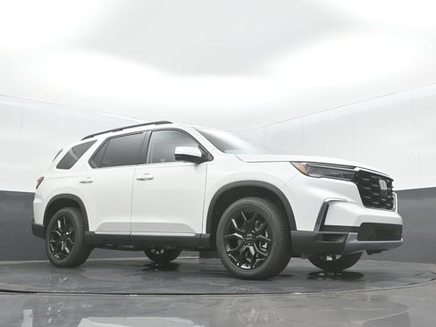 Used 2025 Honda Pilot Touring image 10