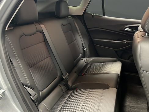 Used 2025 Chevrolet Trax LT w/ LT Convenience Package FWD image 24