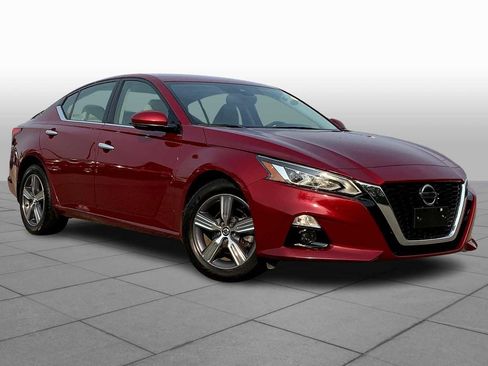 Used 2020 Nissan Altima 2.5 SV image 2