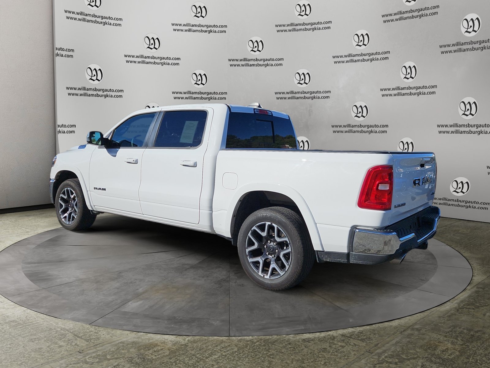 Used 2026 RAM 1500 Laramie AWD/4WD image 3