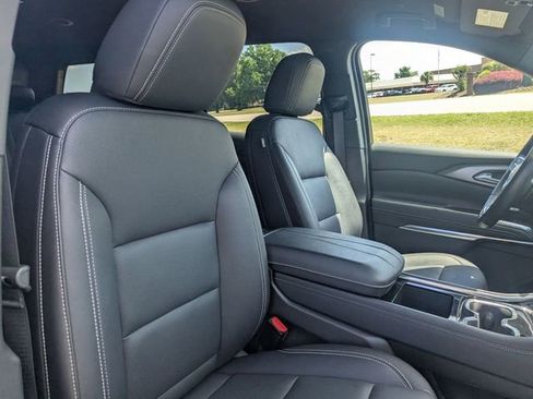 Used 2025 Chevrolet Traverse LT AWD/4WD image 32