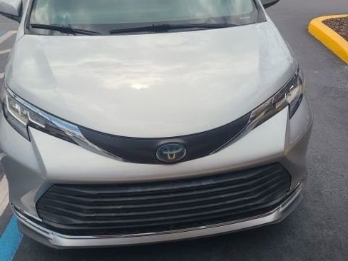 Used 2021 Toyota Sienna XLE image 2