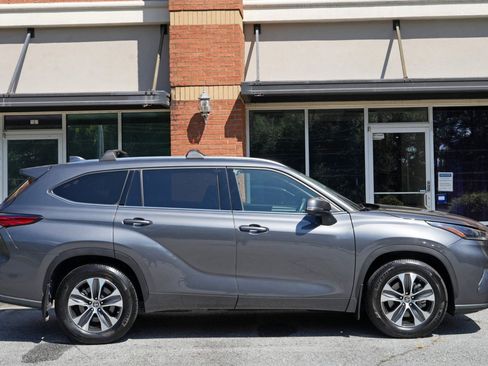 Used 2021 Toyota Highlander XLE FWD image 49