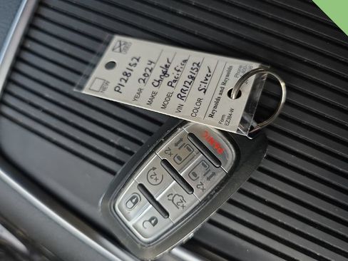 Certified 2024 Chrysler Pacifica Limited FWD image 37