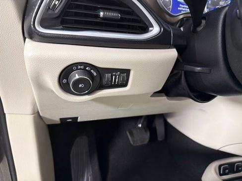 Used 2017 Chrysler Pacifica Touring-L Plus image 13