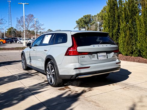 Used 2025 Volvo V60 B5 Cross Country Plus image 8