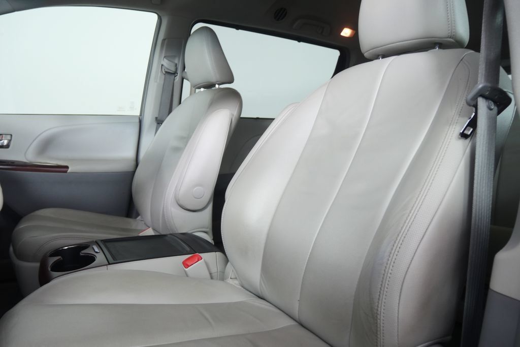 Used 2013 Toyota Sienna XLE FWD image 11