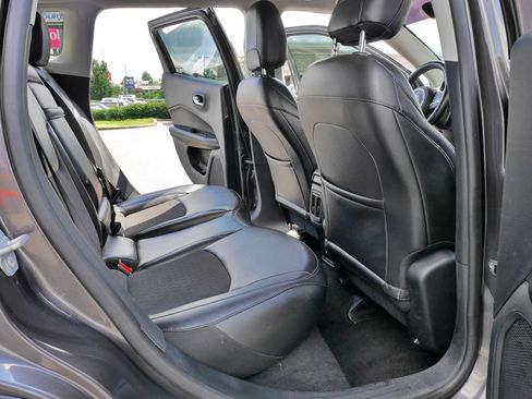 Used 2019 Jeep Compass Latitude FWD image 11