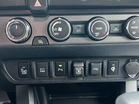 Used 2020 Toyota Tacoma TRD Sport image 25