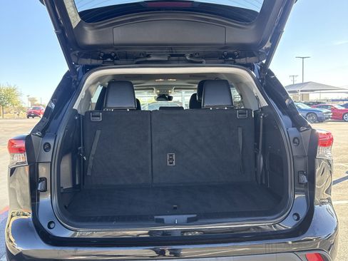 Used 2023 Toyota Highlander XLE image 9