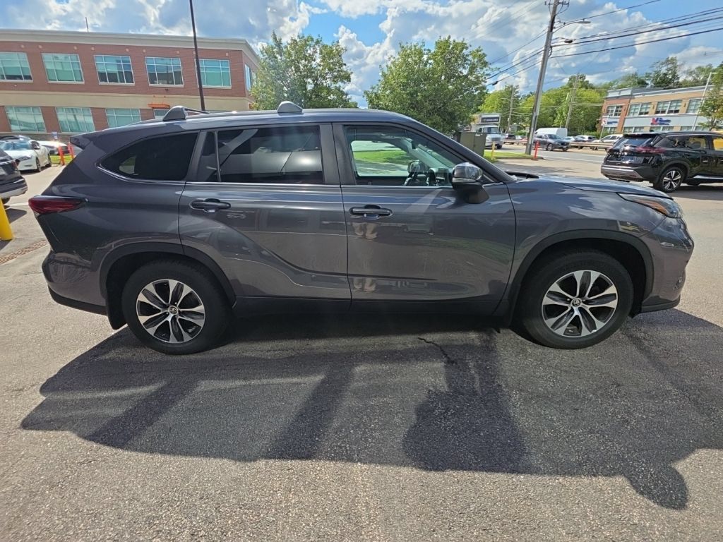 Used 2023 Toyota Highlander XLE AWD/4WD image 8