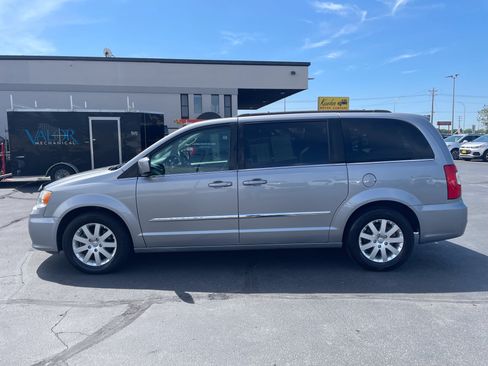 Used 2016 Chrysler Town & Country Touring FWD image 5