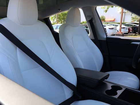 Used 2024 Tesla Model Y 2WD image 39