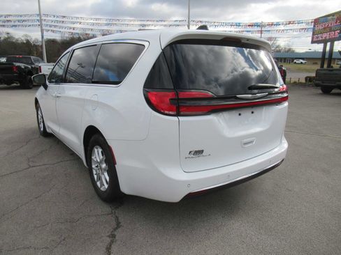 Used 2023 Chrysler Pacifica Touring-L image 3