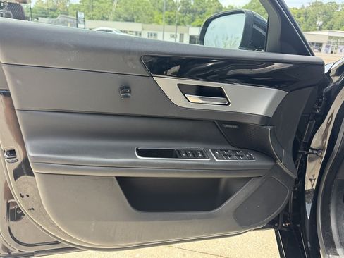 Used 2017 Jaguar XF Premium RWD image 13