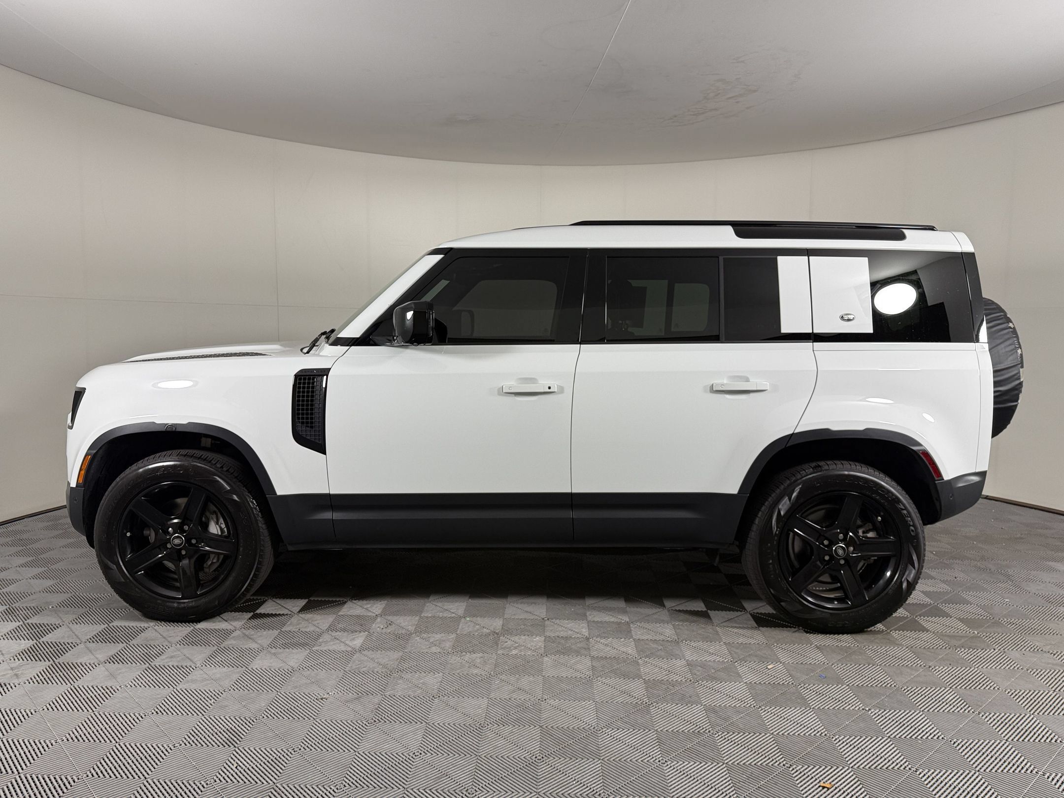 Used 2024 Land Rover Defender 110 S AWD/4WD image 2