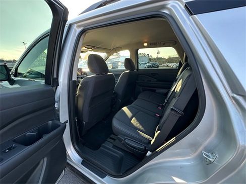 Used 2024 Nissan Pathfinder SV image 19