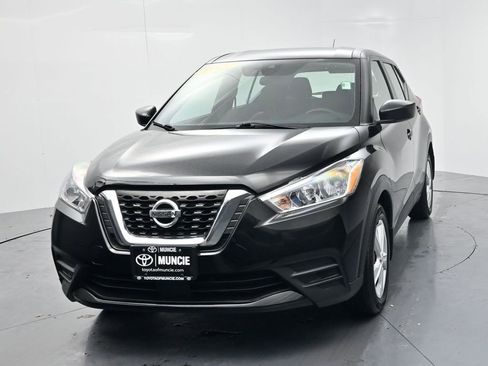 Used 2020 Nissan Kicks S image 3