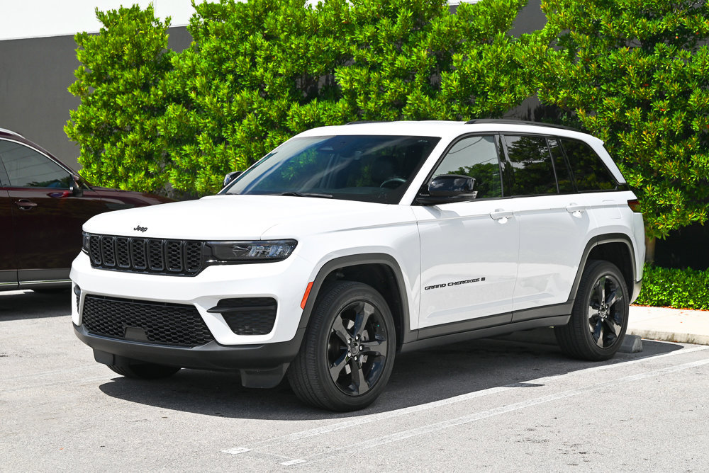 Used 2023 Jeep Grand Cherokee Altitude RWD image 1