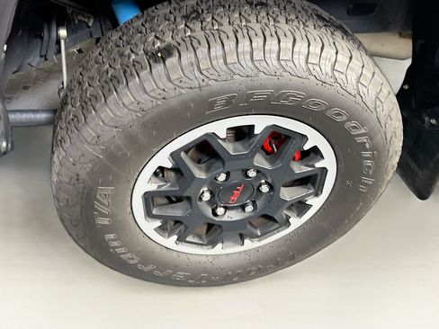 Used 2025 Toyota Tacoma TRD Off-Road AWD/4WD image 29