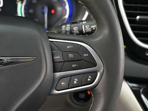 Used 2024 Chrysler Pacifica Touring-L FWD image 21