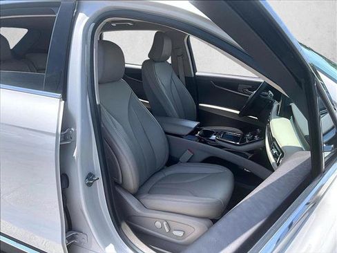 Used 2023 Lincoln Nautilus FWD image 9