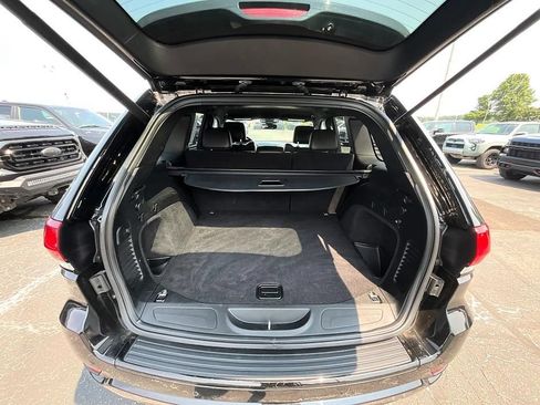 Used 2017 Jeep Grand Cherokee Altitude AWD/4WD image 8