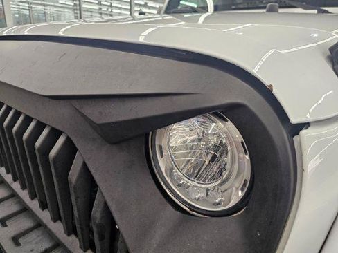 Used 2018 Jeep Wrangler Unlimited Sahara w/ Connectivity Group AWD/4WD image 26