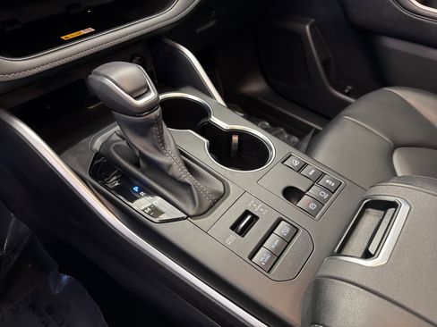 Used 2024 Toyota Highlander XLE image 23