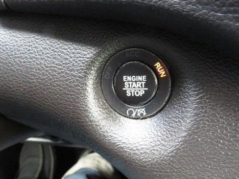 Used 2019 Jeep Cherokee Latitude Plus w/ Comfort/Convenience Group image 21