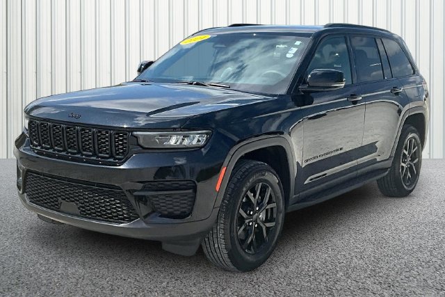 Used 2024 Jeep Grand Cherokee Altitude AWD/4WD image 2