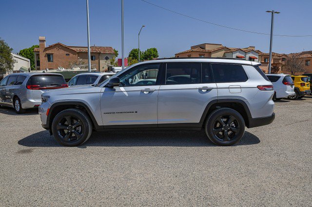 Used 2022 Jeep Grand Cherokee L Limited w/ Black Appearance Package AWD/4WD image 7