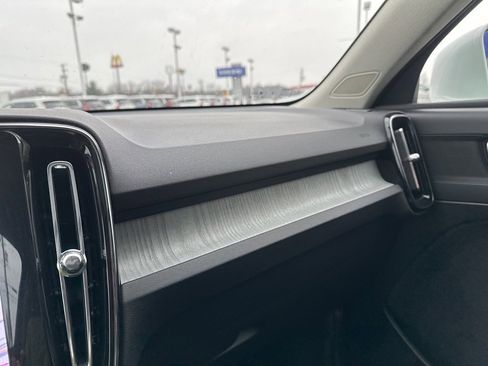 Certified 2025 Volvo XC40 B5 Core image 32