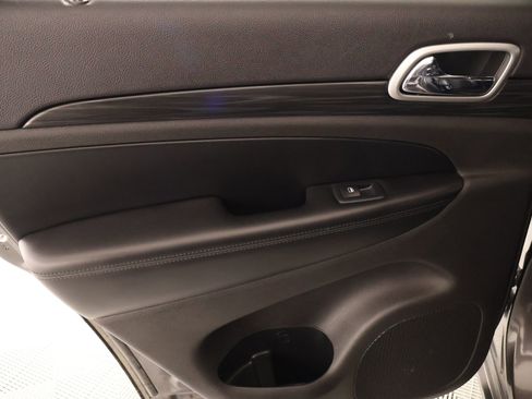 Used 2019 Jeep Grand Cherokee Altitude image 17