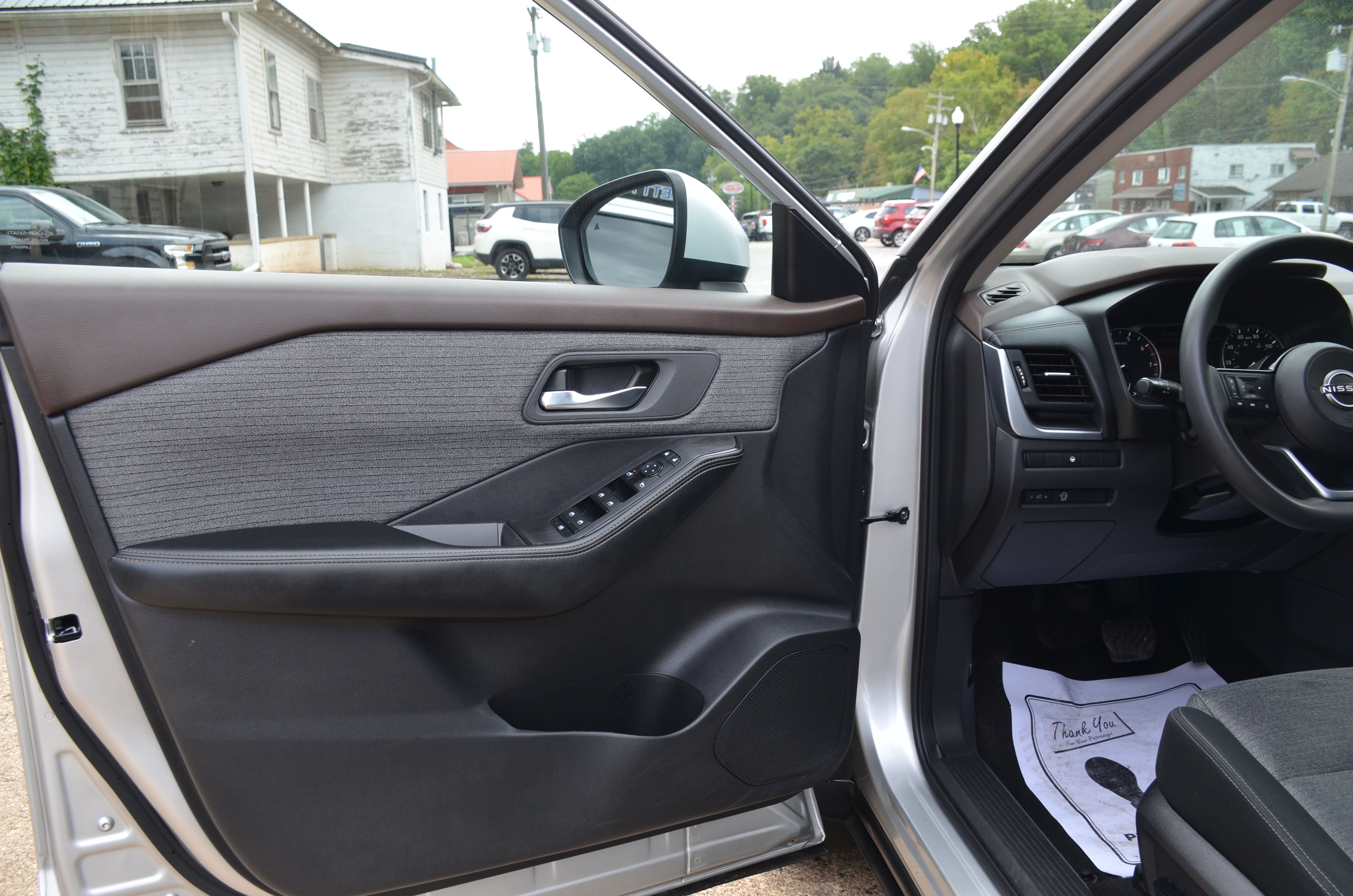 Used 2023 Nissan Rogue SV AWD/4WD image 23