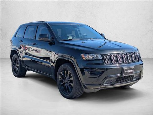 Used 2017 Jeep Grand Cherokee Altitude RWD image 3