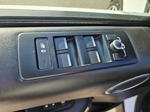 Used 2018 Land Rover Discovery HSE Luxury image 16