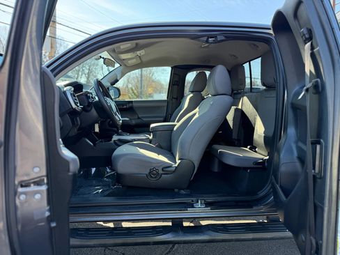 Used 2017 Toyota Tacoma 2WD Access Cab image 15