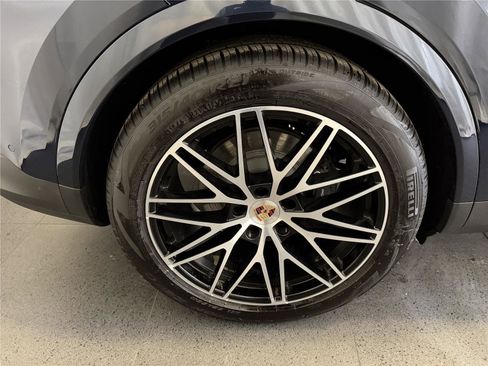 Certified 2025 Porsche Cayenne Coupe image 12