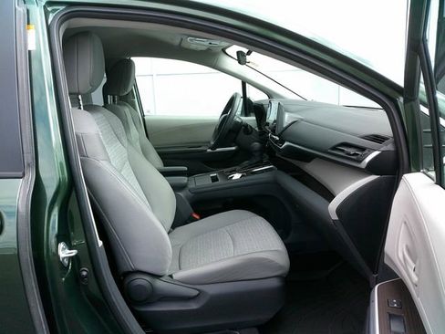 Used 2024 Toyota Sienna LE AWD/4WD image 28