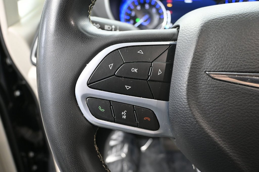 Used 2023 Chrysler Pacifica Touring-L AWD/4WD image 19