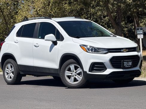 Used 2022 Chevrolet Trax LT w/ LT Convenience Package AWD/4WD image 2