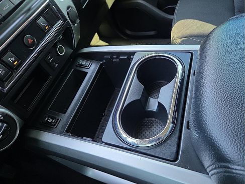 Used 2017 Nissan Titan SV image 25