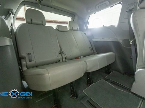 Used 2019 Toyota Sienna XLE w/ XLE Navigation Package AWD/4WD image 32