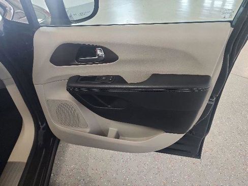 Used 2023 Chrysler Voyager LX FWD image 18