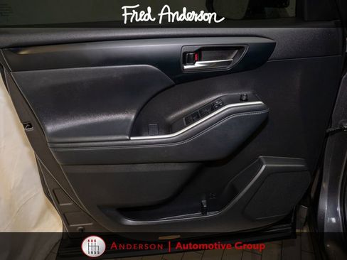 Used 2022 Toyota Highlander XLE FWD image 13