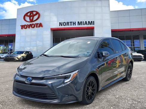 Used 2025 Toyota Corolla LE FWD image 2