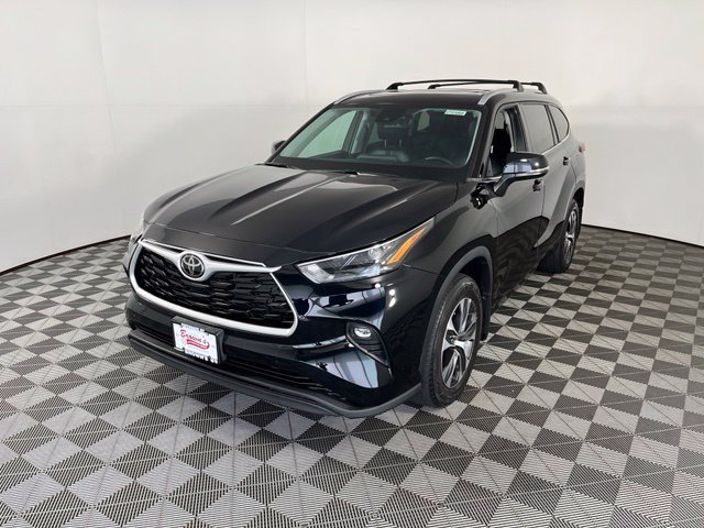 Used 2022 Toyota Highlander XLE AWD/4WD image 3