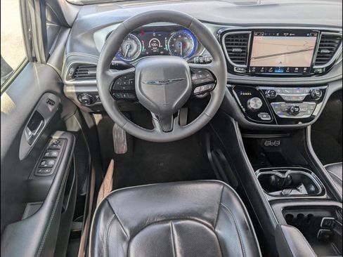Used 2025 Chrysler Pacifica Limited FWD image 10